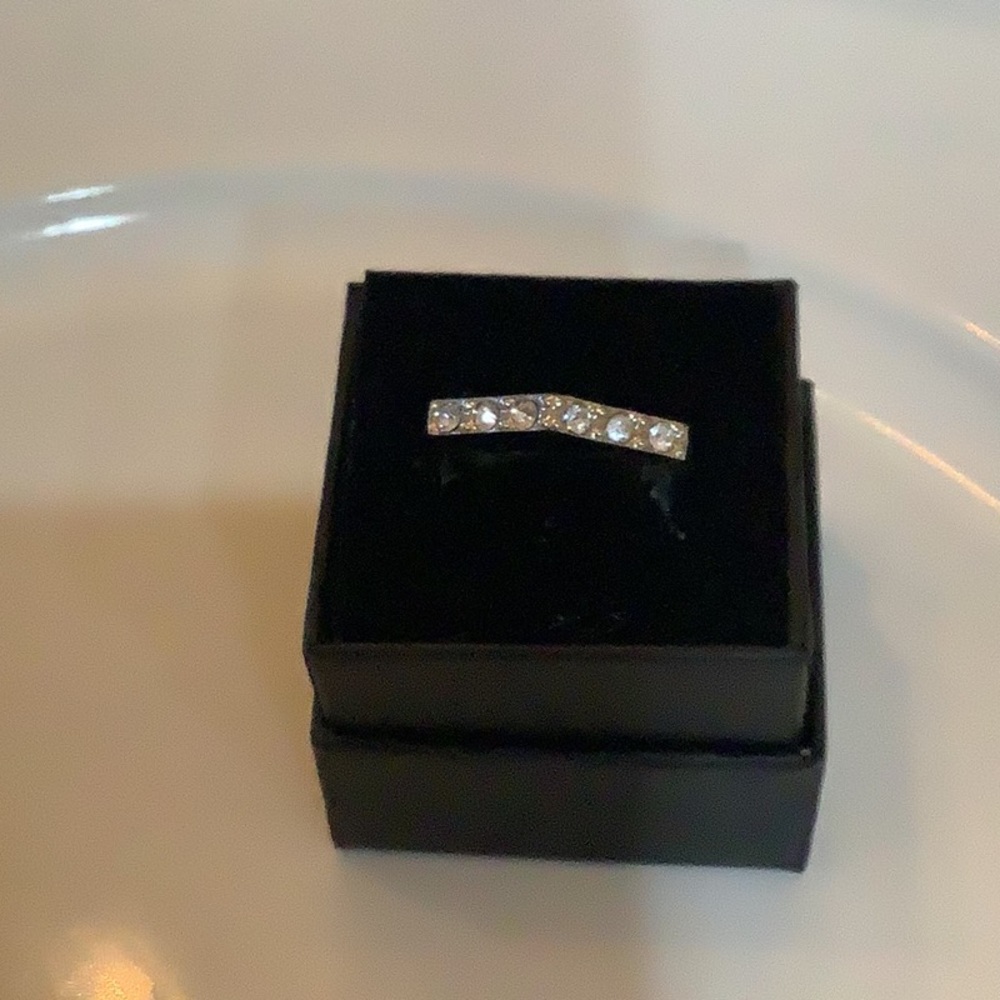 Ring with white sapphires size 8 hexagon shaped 7 stones white gold